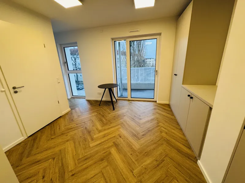 Modernes großzügiges möbliertes Studio Apartment, mit EBK, Abstellkammer und Balkon! — photo 1